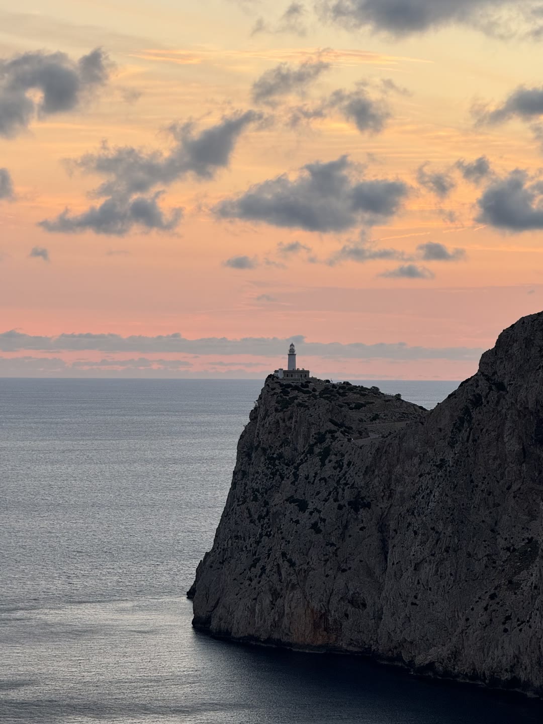 Маяк Far de Formentor на світанку